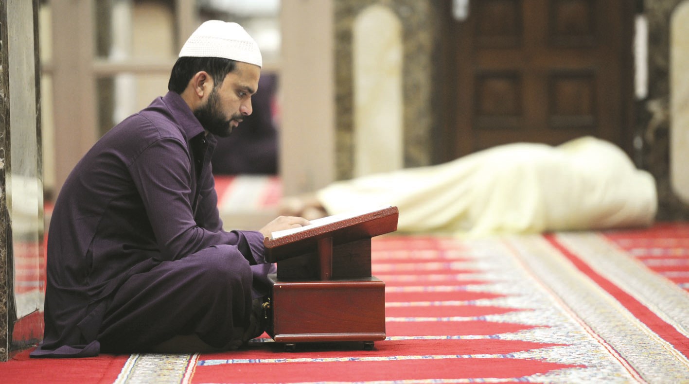 صورة تعكس حال رواد المساجد بين متعبد ونائم (تصوير نايف العقلة)