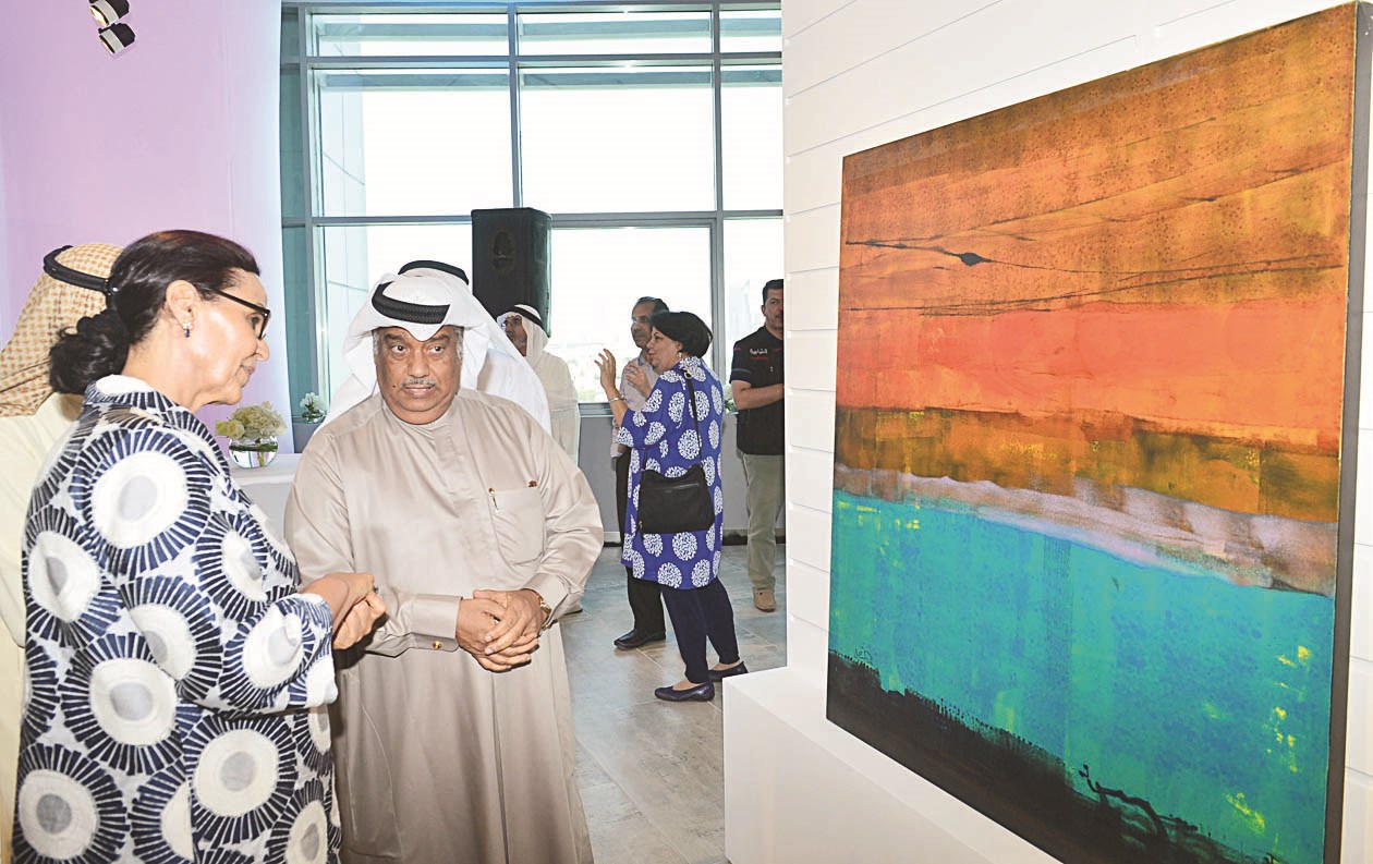 عادل المشعل يشرح لوحاته