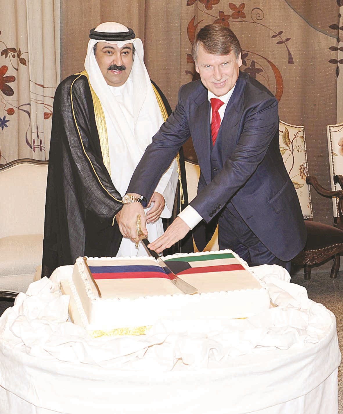 الخبيزي يشارك السفير الروسي قطع قالب حلوى الاحتفال