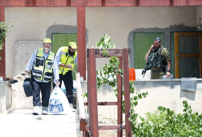 u062cu0646u062fu064a u0627u0633u0631u0627u0626u064au0644u064a u0648u0645u062au0637u0648u0639u0627u0646 u0645u0646 u062du0631u0643u0629 u00abu0632u0627u0643u0627u00bb u0623u0645u0627u0645 u0627u0644u0645u0646u0632u0644 u0627u0644u0630u064a u0647u0627u062cu0645u0647 u0627u0644u0641u0644u0633u0637u064au0646u064a u0641u064a u0643u0631u064au0627u062a u0623u0631u0628u0639 (u0627 u0641 u0628)