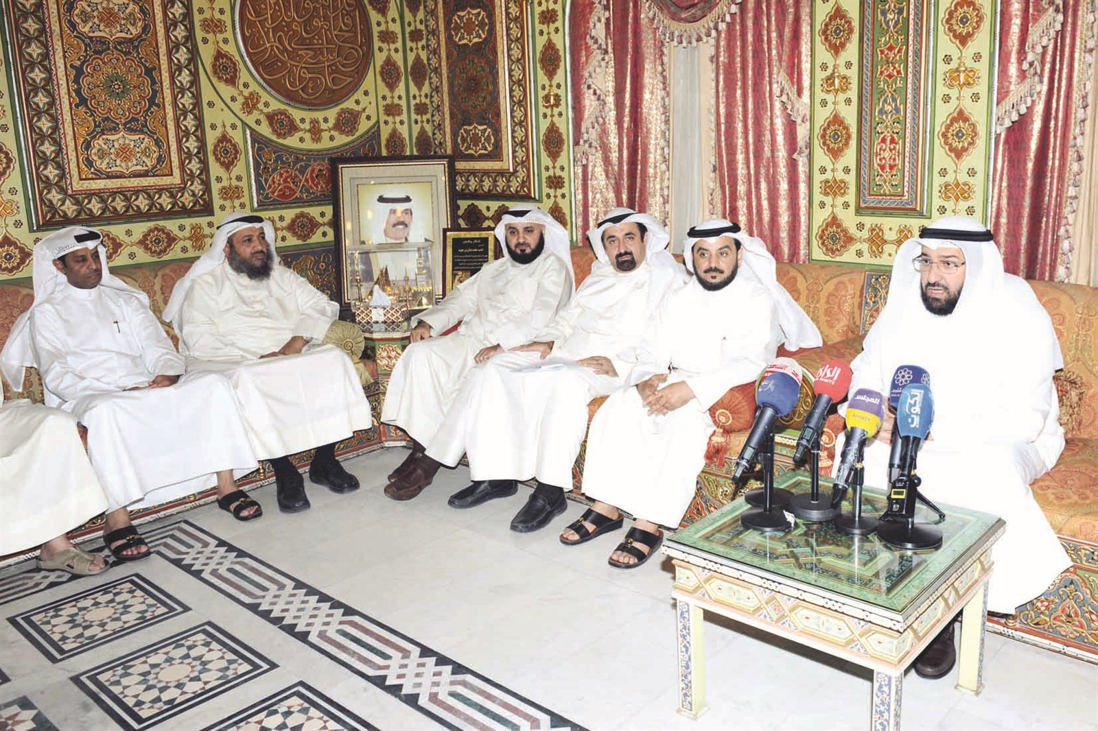 u0627u0644u0639u0645u064au0631 u0641u064a u062fu064au0648u0627u0646 u0627u0644u062du0648u064au0644u0629 (u062au0635u0648u064au0631 u0643u0631u0645 u0630u064au0627u0628)