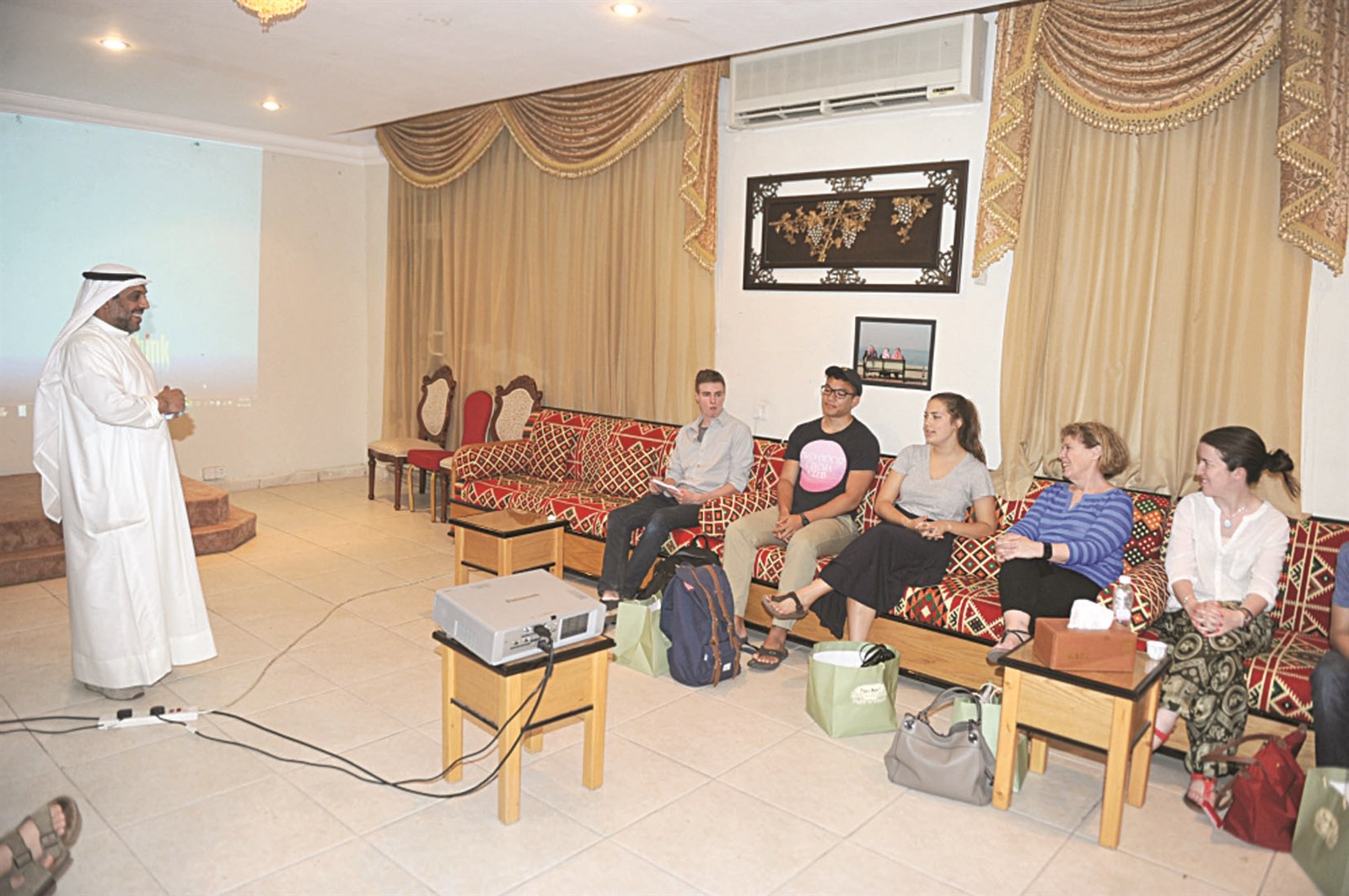 العدساني محاضراً في مركز الوعي لوفد كلية بوسطن