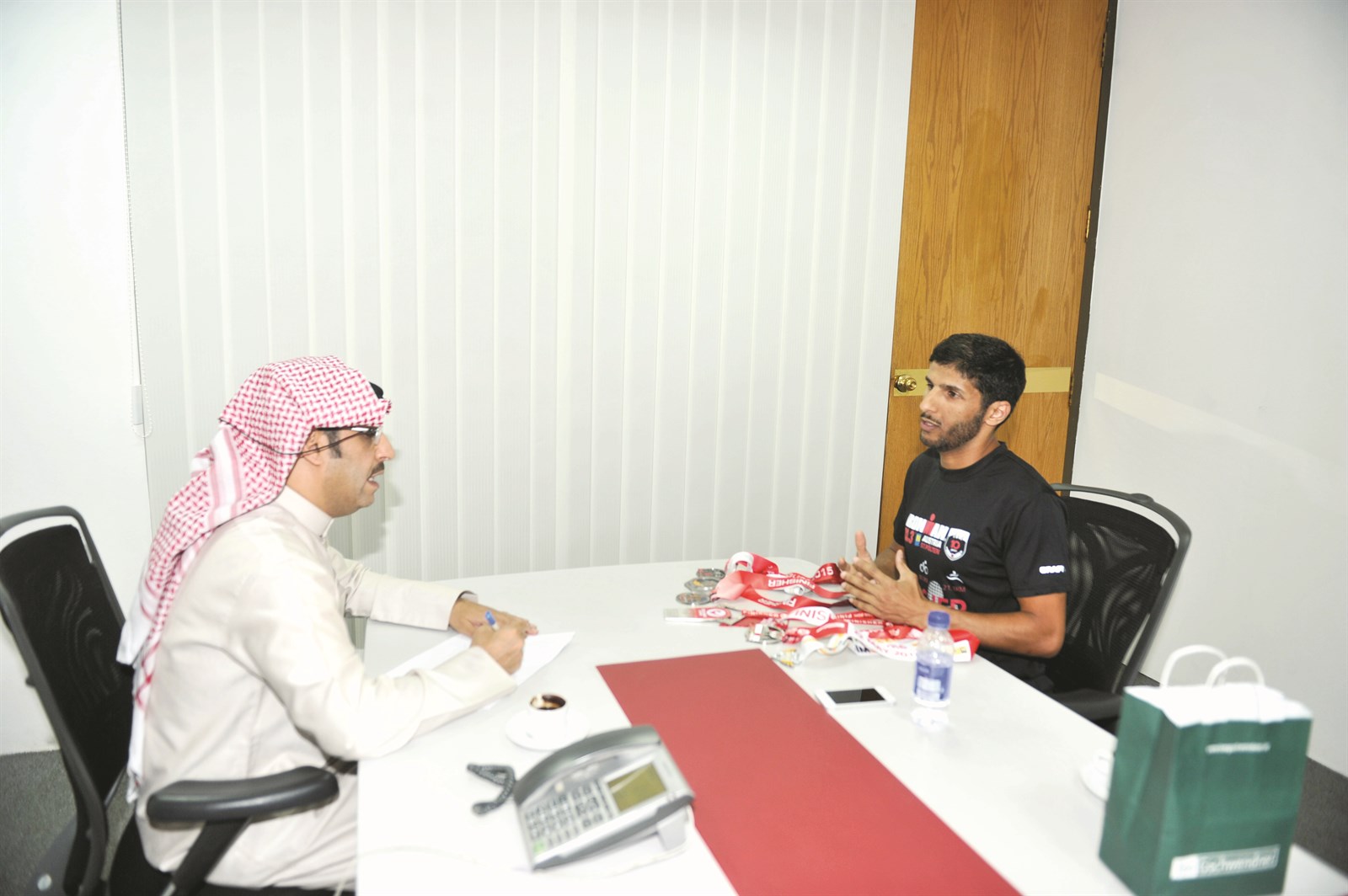 عبدالله الشرهان متحدّثاً إلى الزميل أحمد المطيري        (تصوير نور هنداوي)