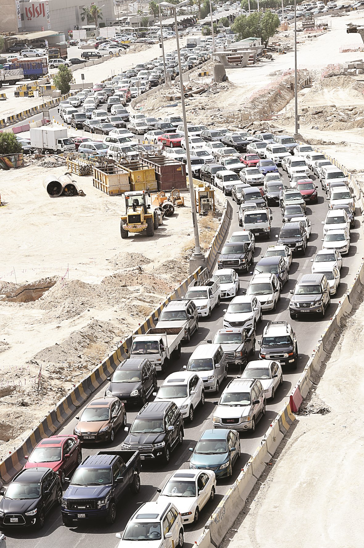 طوابير السيارات امتدت إلى مسافات بعيدة