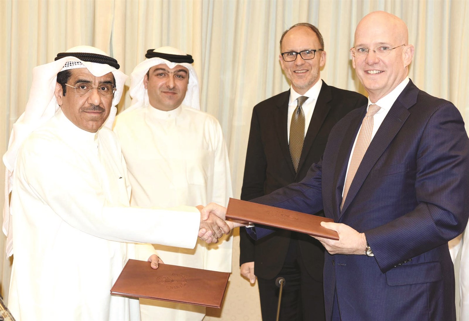 u0628u062fu0631 u0627u0644u0648u0642u064au0627u0646 u0648u0645u0633u0624u0648u0644 u0627u0644u0634u0631u0643u0629 u064au062au0628u0627u062fu0644u0627u0646 u0627u0644u0639u0642u0648u062f u0627u0644u0645u0648u0642u0639u0629 u0628u062du0636u0648u0631 u0623u0628u0644 u0648u0633u064au0644u064au0645u0627u0646 (u062au0635u0648u064au0631 u0633u0639u062f u0647u0646u062fu0627u0648u064a)