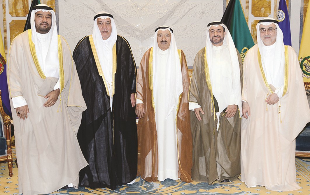 سموه متوسطاً صالح الموسى وفاضل صفر وأحمد لاري ومبارك النجادة