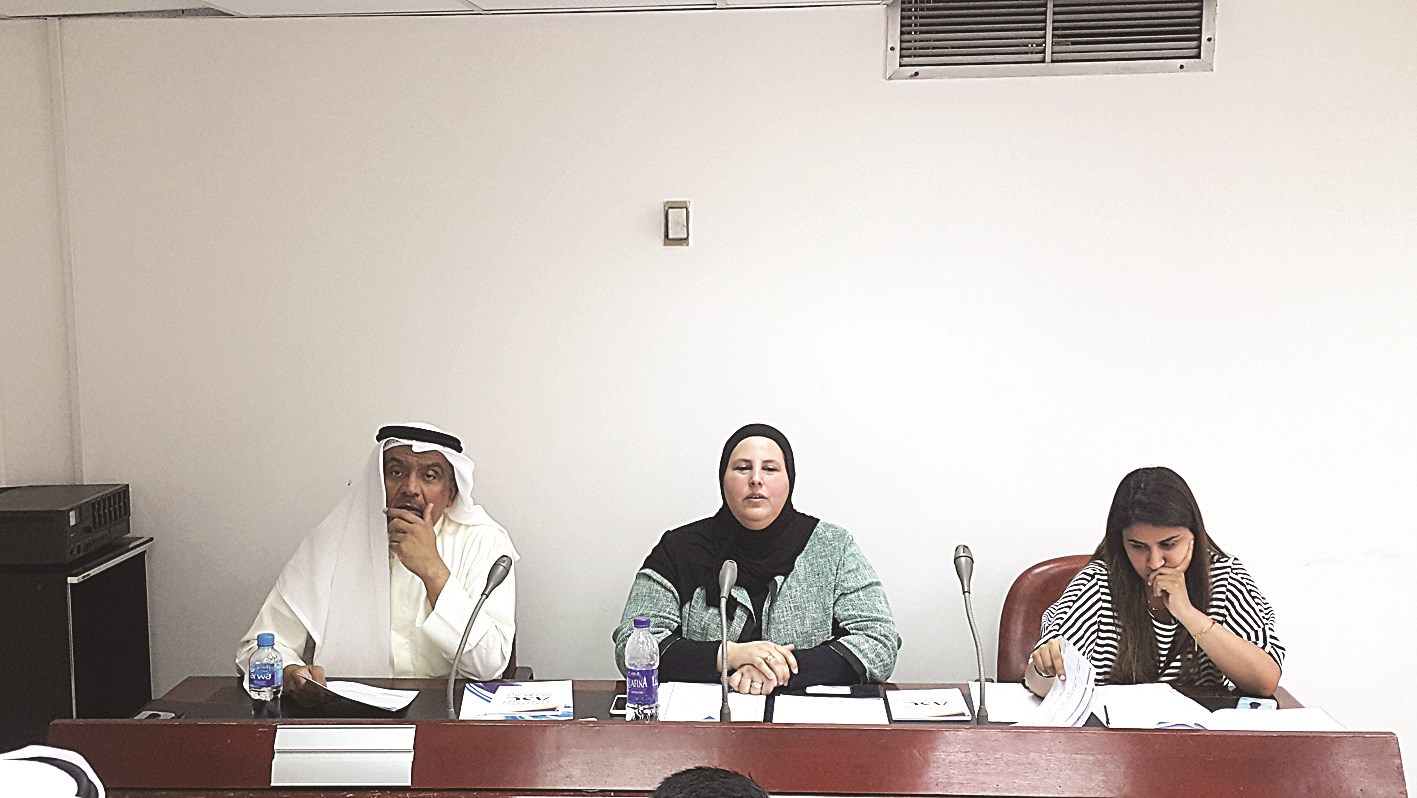 الحيرة بادية على وجوه ممثلة «التجارة» والغنيم والبدر