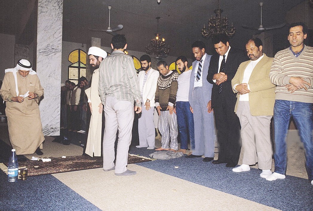 ... ويصلّي في بيروت خلف الشيخ نعيم قاسم