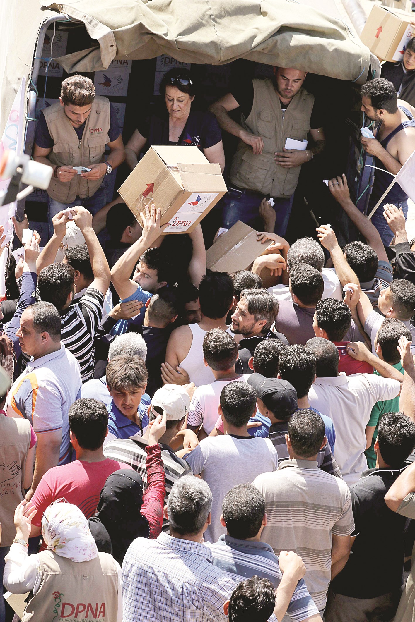 u0644u0627u062cu0626u0648u0646 u0633u0648u0631u064au0648u0646 u0641u064a u0645u062eu064au0645 u0641u064a u062cu0646u0648u0628 u0644u0628u0646u0627u0646 u064au062au0644u0642u0651u0648u0646 u0623u0645u0633 u0645u0633u0627u0639u062fu0627u062a u0645u0646 u0645u0646u0638u0645u0629 u0627u0646u0633u0627u0646u064au0629 u0641u0631u0646u0633u064au0629 (u0627 u0641 u0628)