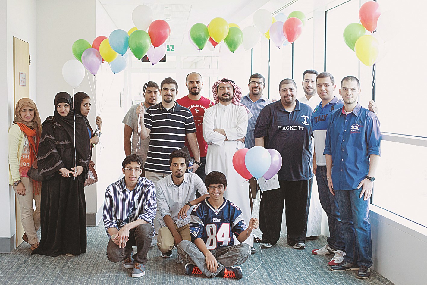 الزميل علي الفضلي مع عدد من طلبة القسم