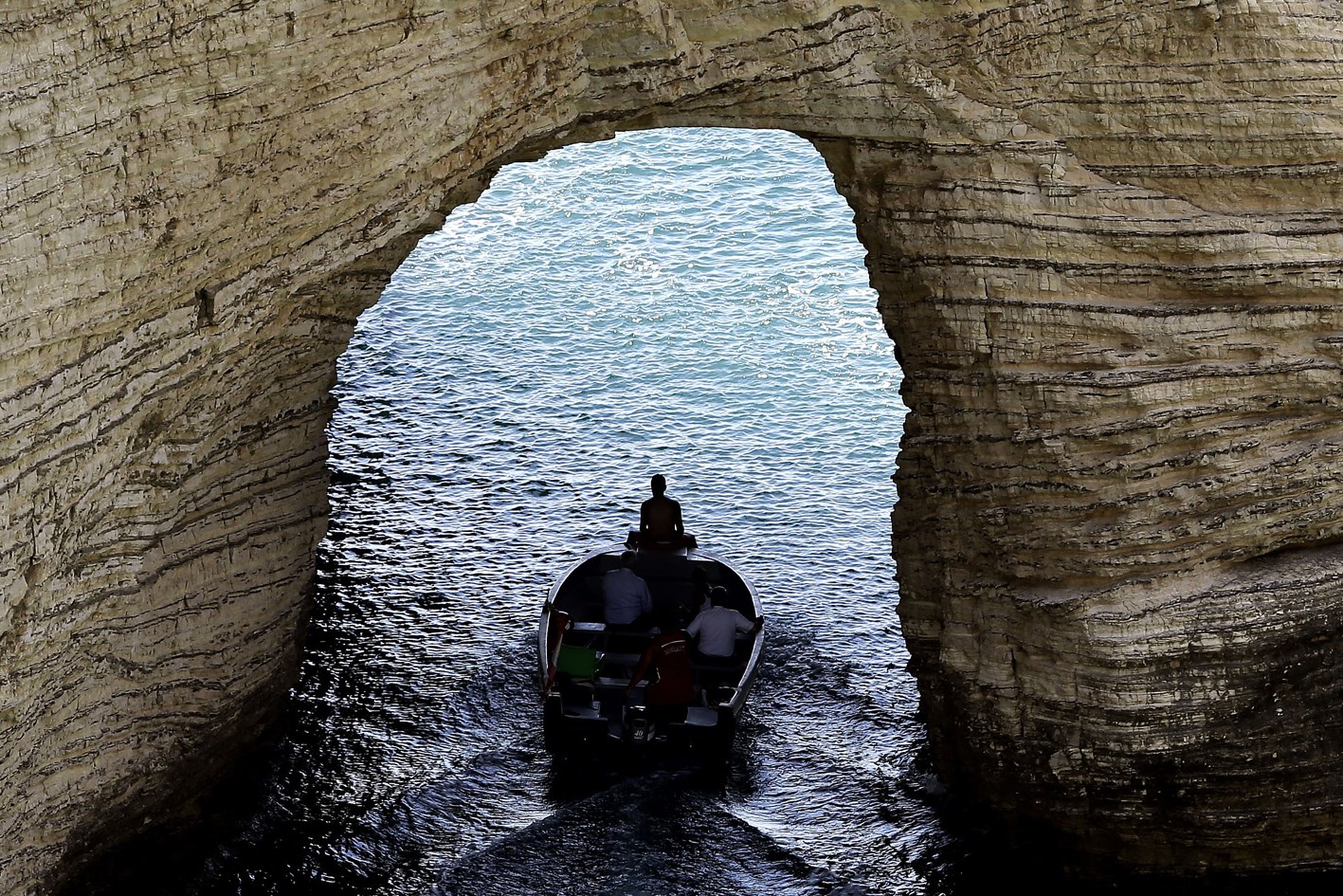 u0645u0631u0643u0628 u064au0639u0628u0631 u0645u0646 u062au062du062a u0635u062eu0631u0629 u0627u0644u0631u0648u0634u0629 u0641u064a u0628u064au0631u0648u062a  (u0627 u0641 u0628)