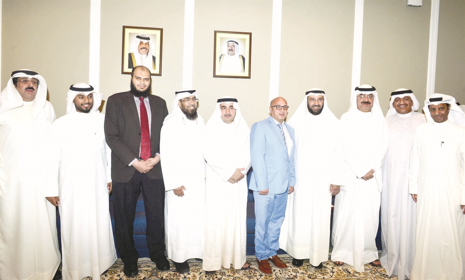 العمير متوسطا بعض المهنئين