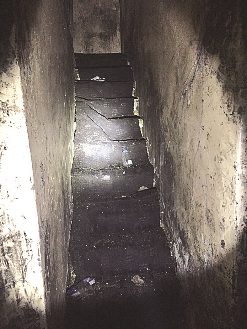 درج يربط الطابقين في البيت المحترق