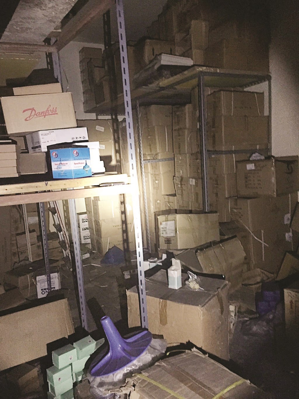 مخزن مخالف داخل البيت