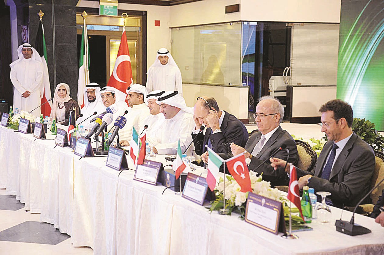 المشاركون في المؤتمر الصحافي