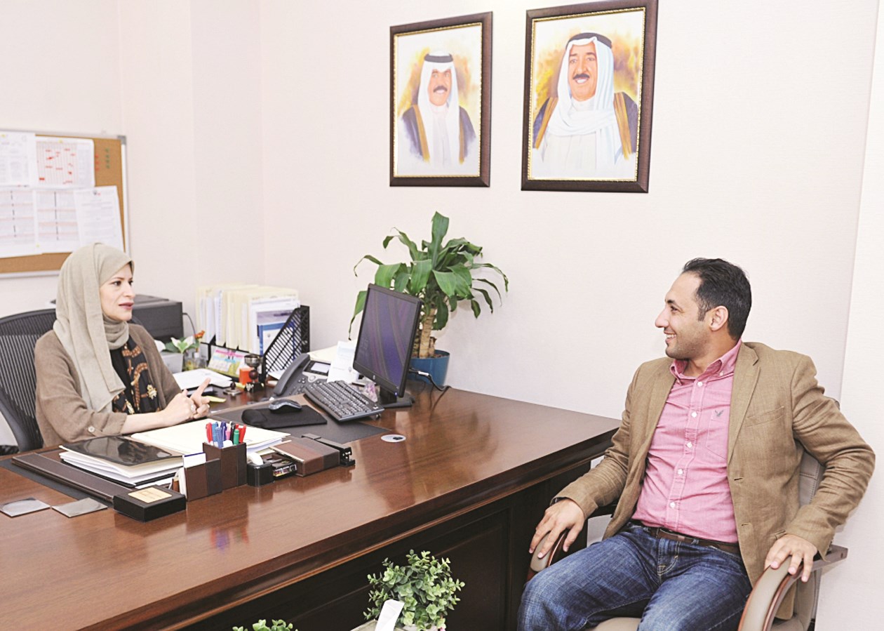 الضويحي متحدثة للزميل أحمد زكريا ( تصوير سعد هنداوي )