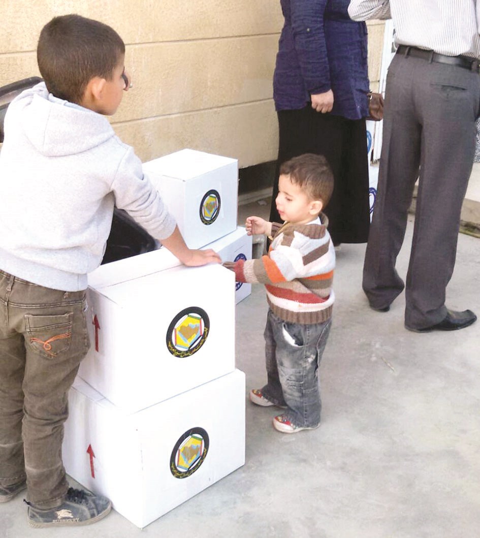 u0637u0641u0644u0627u0646 u0623u0645u0627u0645 u062du0635u0635 u0639u0627u0626u0644u062au0647u0645u0627 u0645u0646 u0627u0644u0645u0633u0627u0639u062fu0627u062a