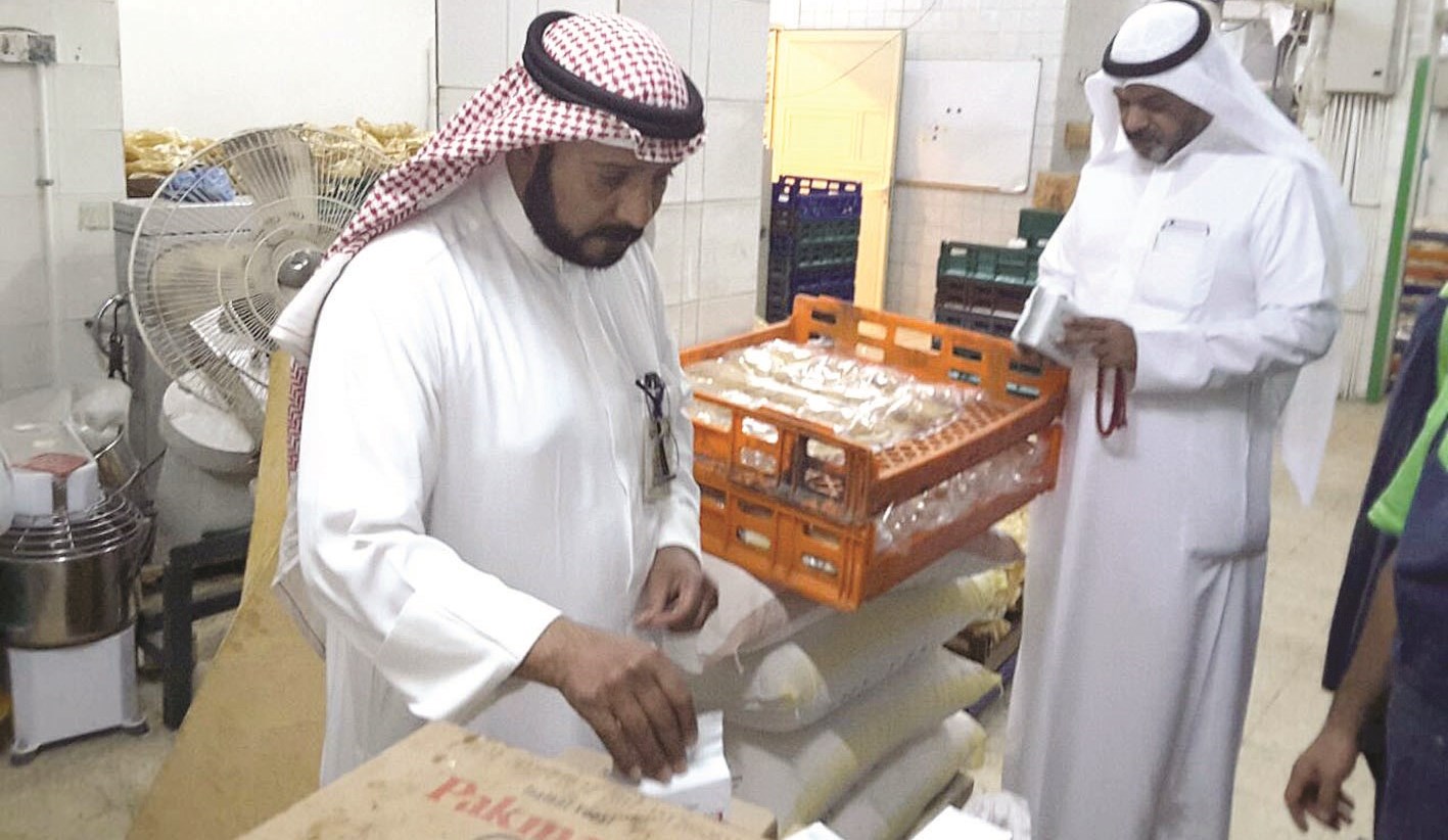 u0645u0648u0638u0641u0627u0646 u064au062fu0642u0642u0627u0646 u0639u0644u0649 u0645u062du062au0648u064au0627u062a u0623u062du062f u0627u0644u0645u0637u0627u0639u0645