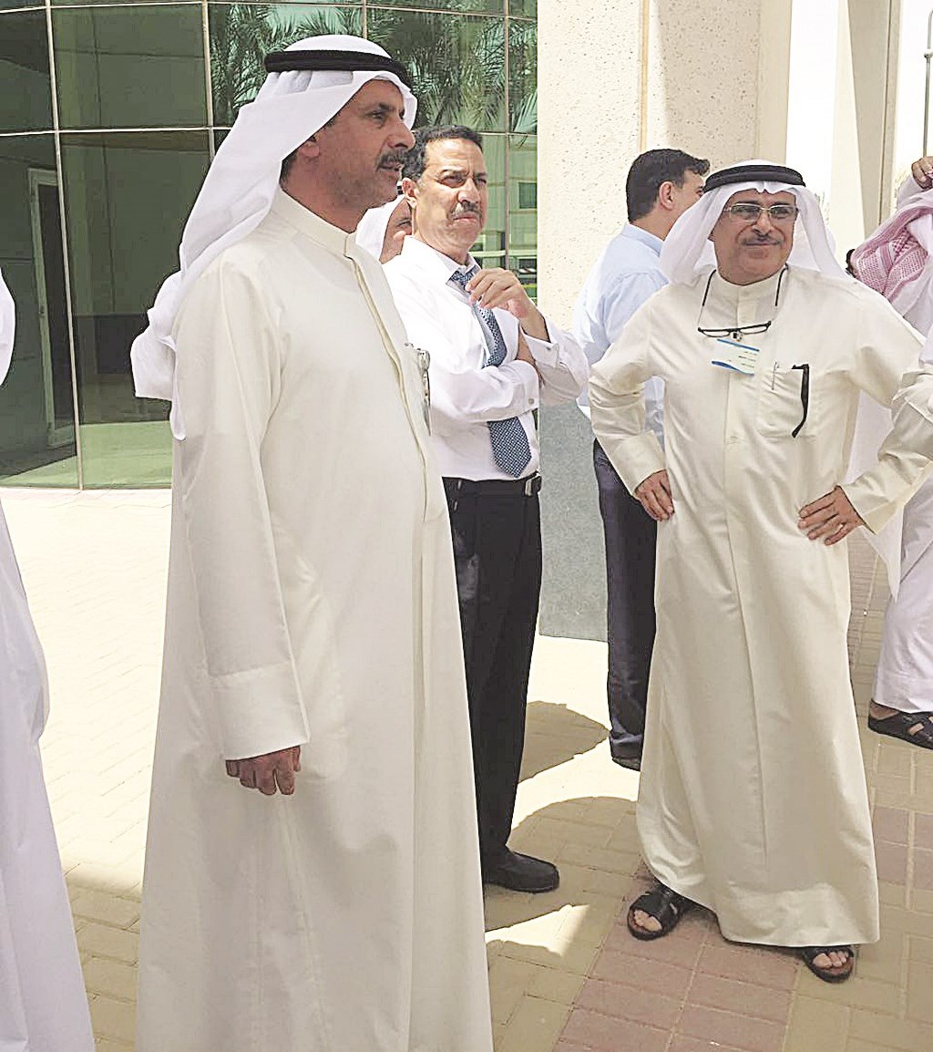 الأثري وقيادات «التطبيقي» في موقع الانهيار