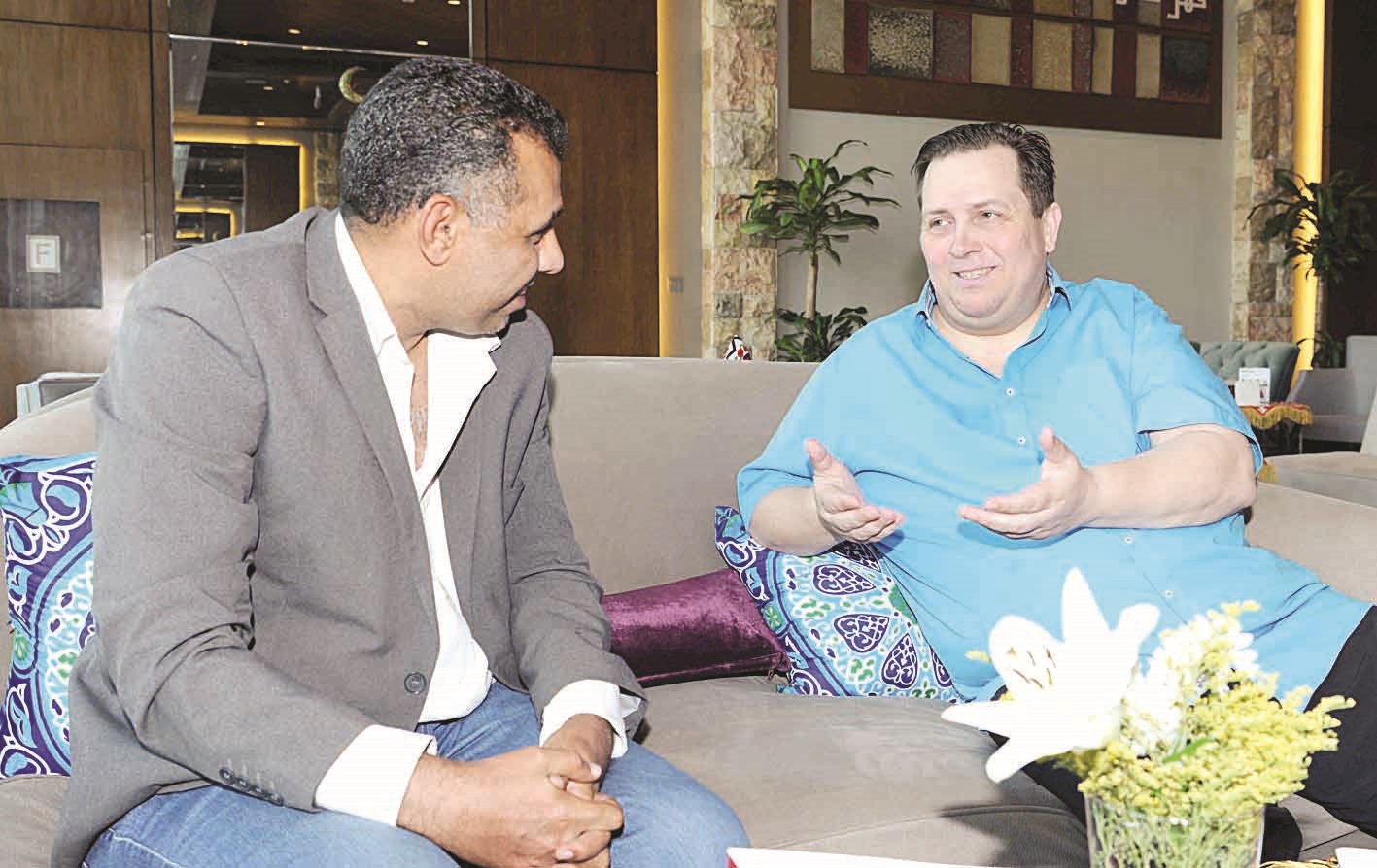 فيشر يتحدث للزميل عمر العلاس      (تصوير طارق عزالدين)