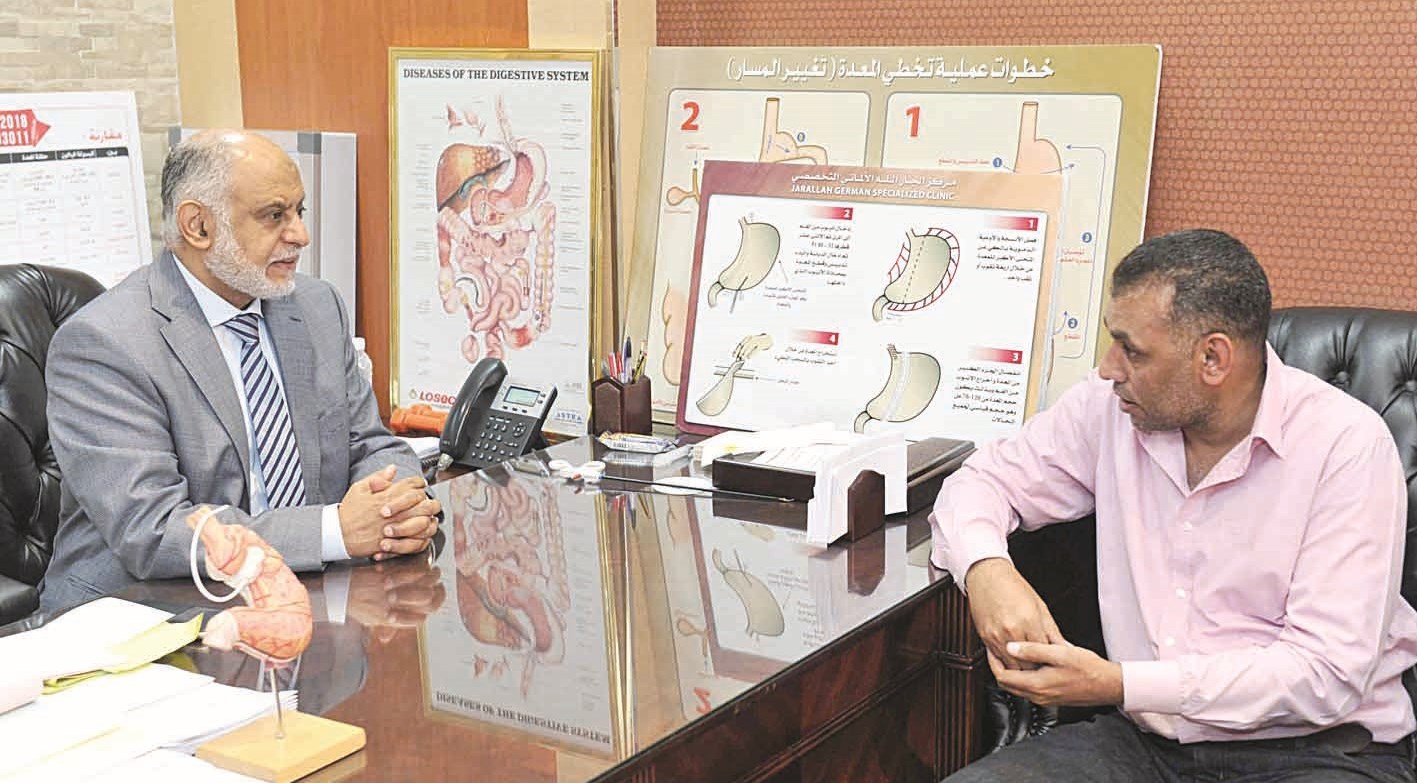 الجارالله متحدثاً للزميل عمر العلاس (تصوير سعد هنداوي)