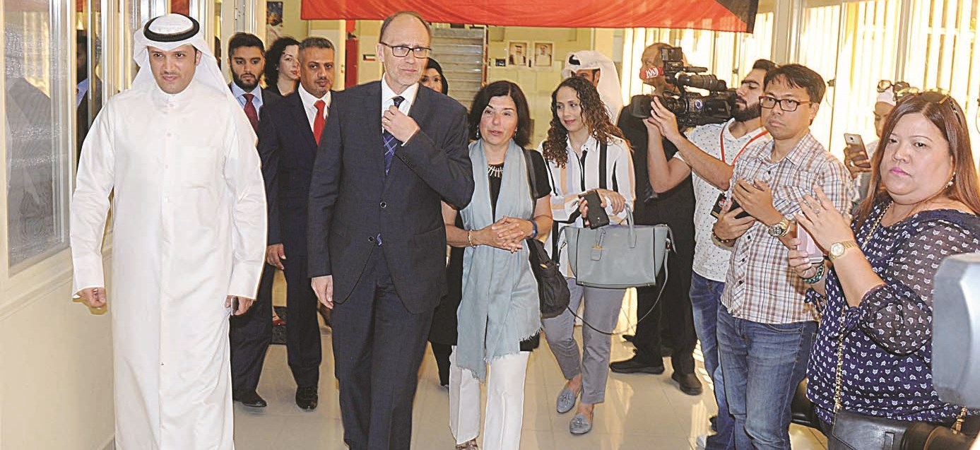 u0633u064au0644u064au0645u0627u0646 u0648u0627u0644u0645u0637u064au0631u064a u064au062au0641u0642u062fu0627u0646 u0645u0631u0643u0632 u0625u064au0648u0627u0621 u0627u0644u0639u0627u0645u0644u0627u062a (u062au0635u0648u064au0631 u0632u0643u0631u064au0627 u0639u0637u064au0629)