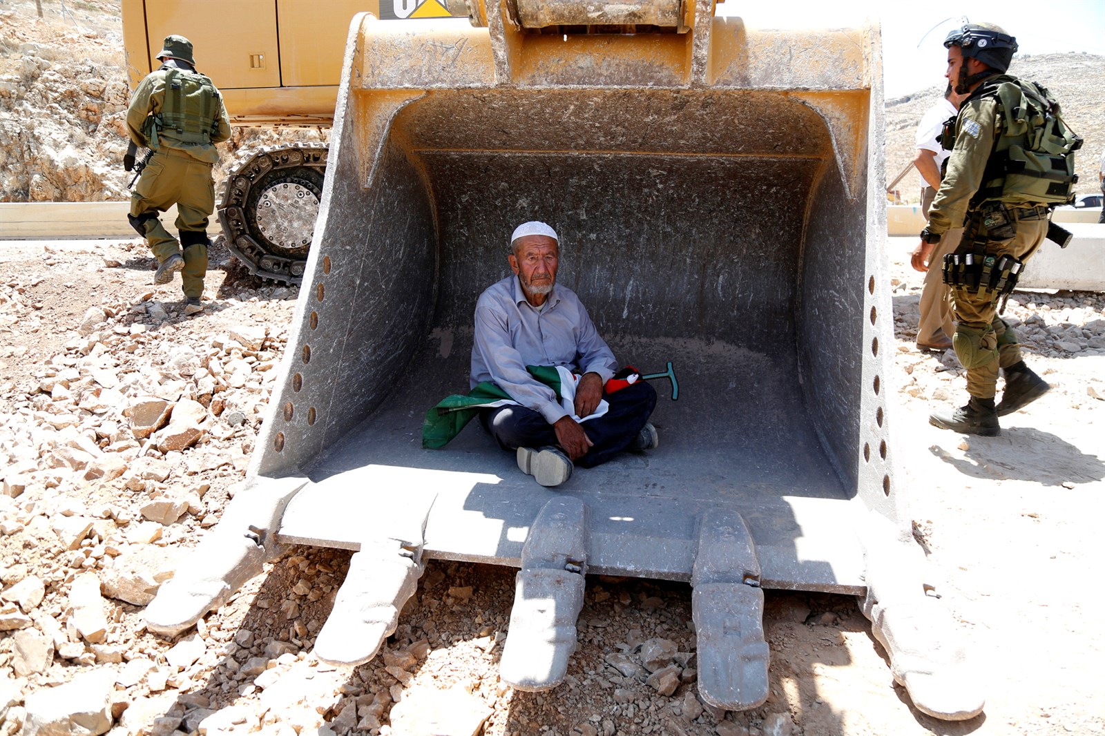 u0641u0644u0633u0637u064au0646u064a u064au062du0627u0648u0644 u0645u0646u0639 u062cu0631u0627u0641u0629 u0625u0633u0631u0627u0626u064au0644u064au0629 u0645u0646 u062cu0631u0641 u0623u0631u0636u0647 u0642u0631u0628 u0631u0627u0645 u0627u0644u0644u0647   (u0631u0648u064au062au0631u0632)