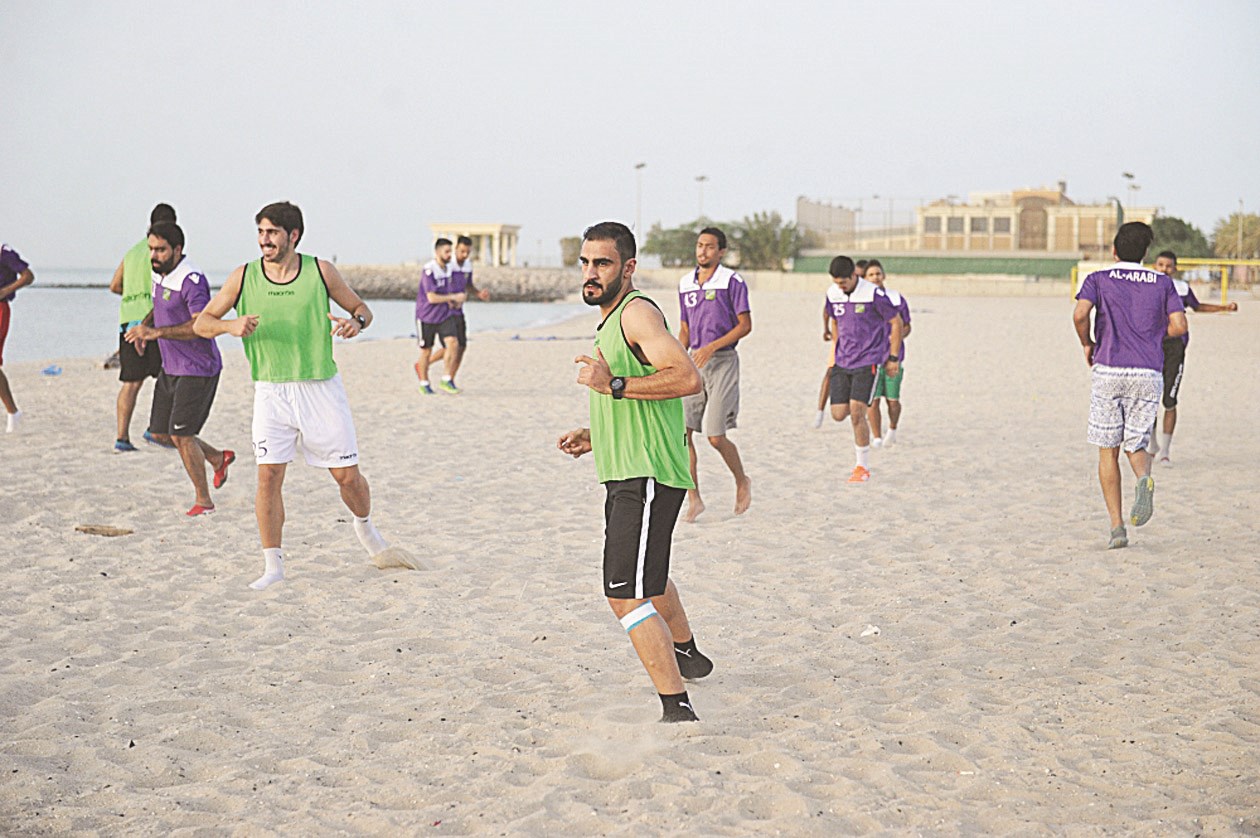 u0627u0644u062du0627u0631u0633 u0623u062du0645u062f u0639u0628u062fu0627u0644u063au0641u0648u0631 u064au062au0642u062fu0645 u0627u0644u0644u0627u0639u0628u064au0646 u062eu0644u0627u0644 u0627u0644u062au062fu0631u064au0628  (u062au0635u0648u064au0631 u0646u0648u0631 u0647u0646u062fu0627u0648u064a)