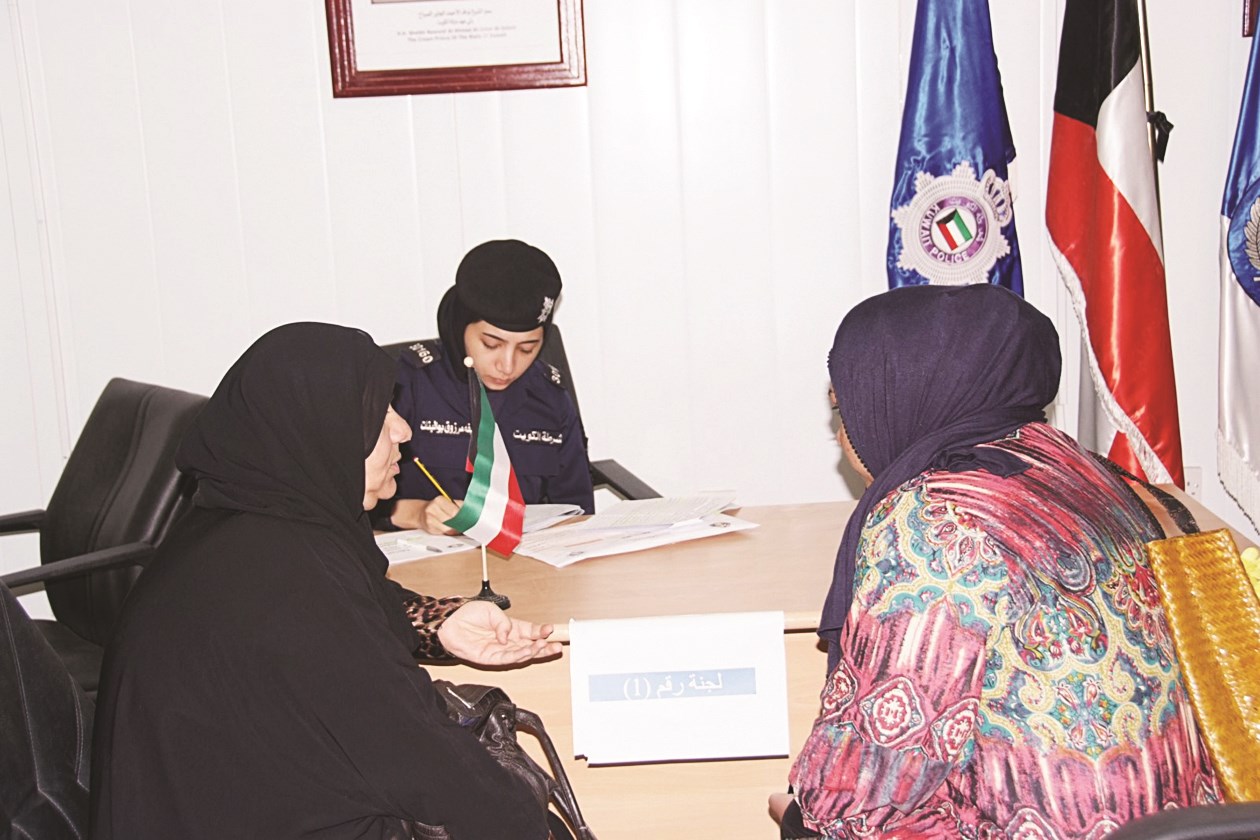 طالبة بصحبة أمها تسجل طلب الانتساب
