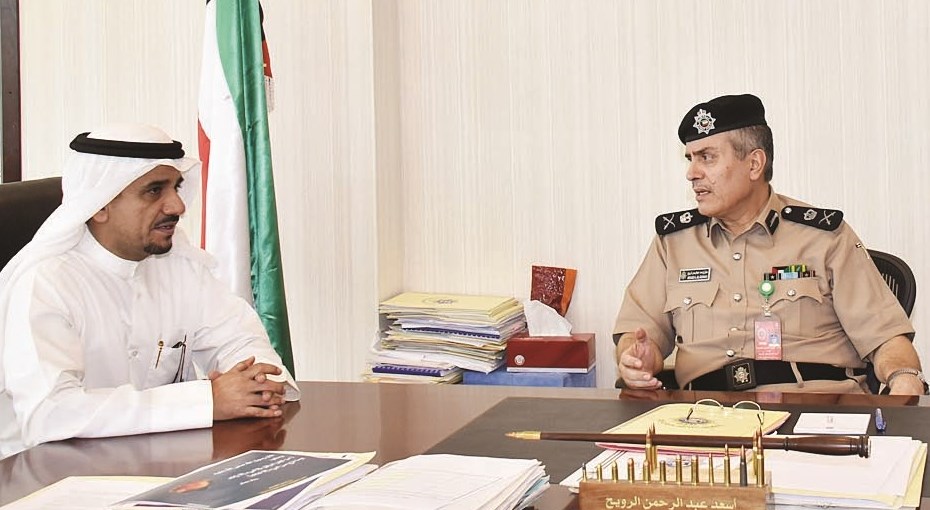 اللواء الرويح متحدثاً إلى الزميل منصور الشمري