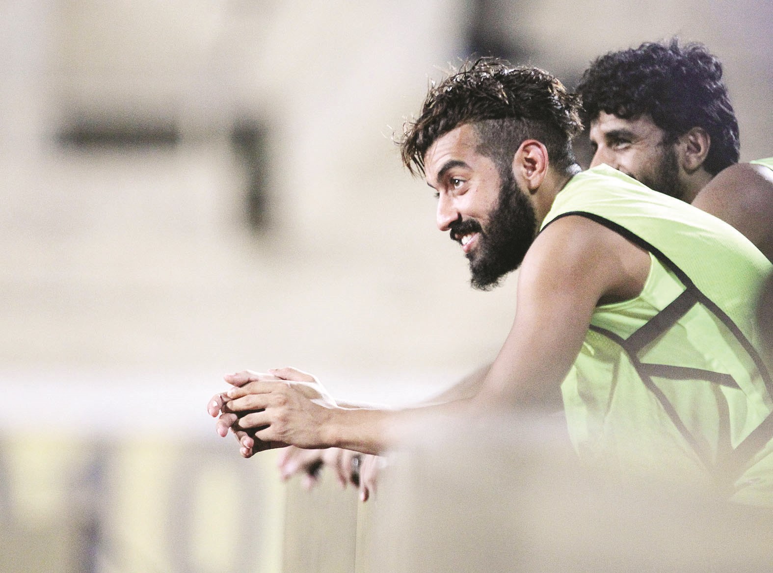 u0627u0644u0639u0627u0645u0631 u0648u0627u0644u0645u062cu0645u062f... u0639u0644u0649 u00abu0644u0627u0626u062du0629 u0627u0644u0627u0646u062au0638u0627u0631u00bb   (u0627u0644u0623u0632u0631u0642 u062fu0648u062a u0643u0648u0645)