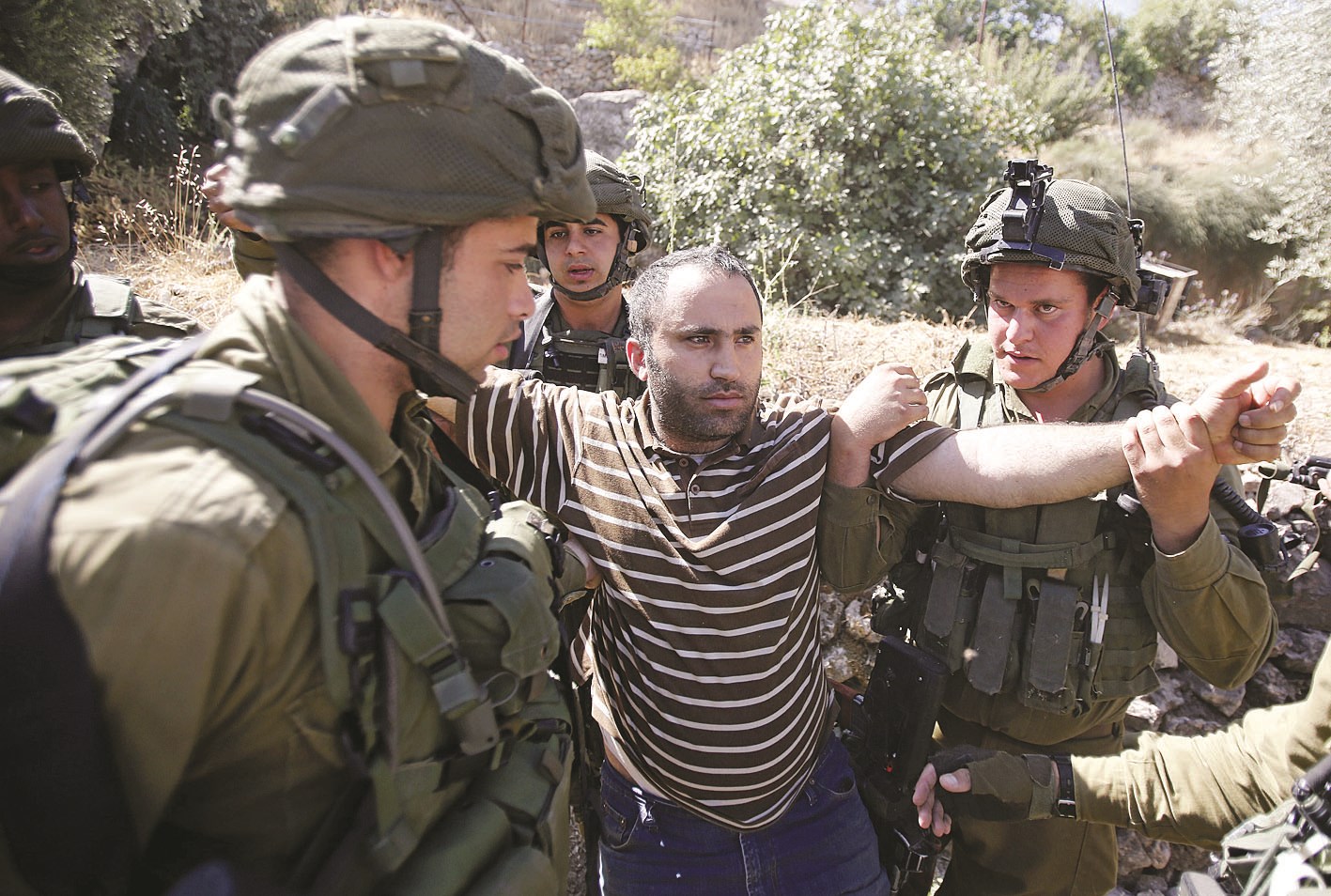 u062cu0646u0648u062f u0625u0633u0631u0627u0626u064au0644u064au0648u0646 u064au0639u062au0642u0644u0648u0646 u0641u0644u0633u0637u064au0646u064au0627u064b u0641u064a u0627u0644u062eu0644u064au0644 u0623u0645u0633 (u0627 u0628)