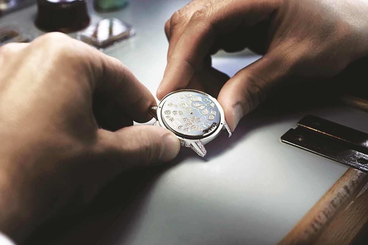 الماسات تتراصف كأنها تحت الريح الشمالية المُجمدة