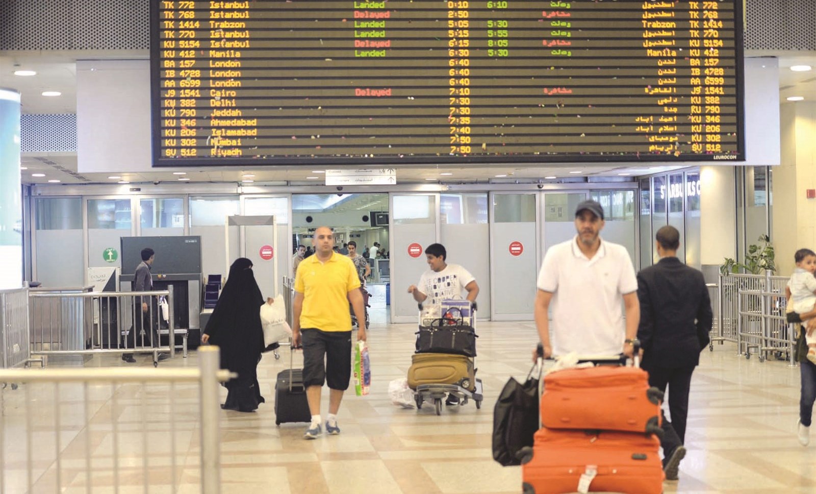 عائدون من اسطنبول على الطائرة الأميرية  (تصوير أسعد عبدالله)