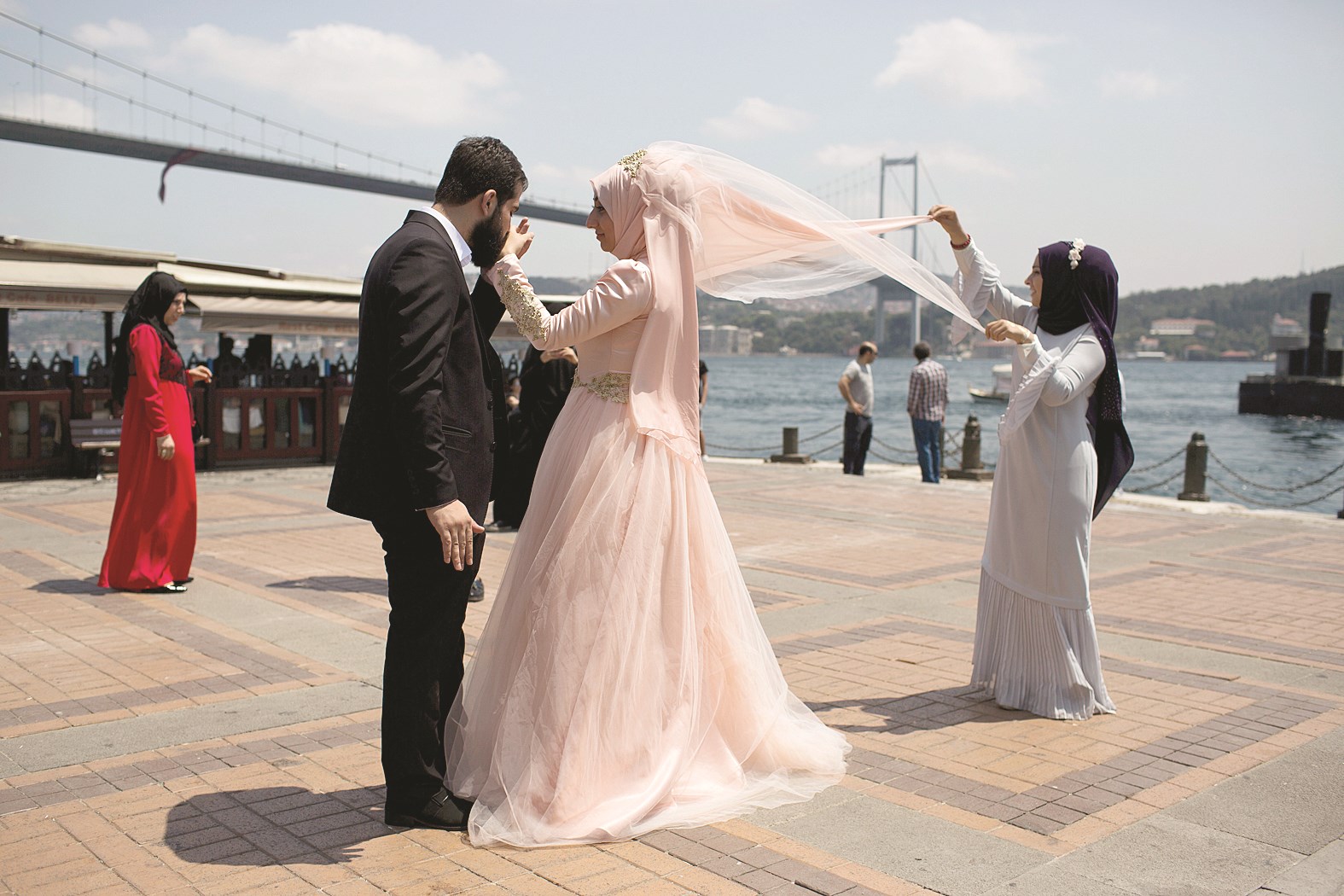 u0639u0631u0648u0633u0627u0646 u064au0644u062au0642u0637u0627u0646 u0635u0648u0631u0629 u0642u0628u0627u0644u0629 u062cu0633u0631 u0627u0644u0628u0648u0633u0641u0648u0631 u0648u0633u0637 u0627u0633u0637u0646u0628u0648u0644 u0623u0645u0633 (u0627 u0628)