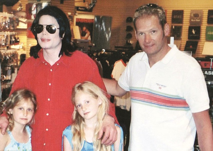 u062cu0627u0643u0633u0648u0646 u0645u0639 u0647u0627u0631u064au064au062a u0644u064au0633u062au0631 (u0625u0644u0649 u064au0633u0627u0631u0647) u0648u0634u0642u064au0642u062au0647u0627 u0627u0644u0635u063au0631u0649 u0623u0648u0644u064au0641u064au0627 u0648u0648u0627u0644u062fu0647u0645u0627