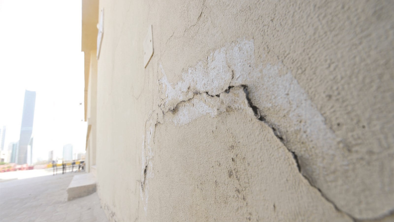 شرخ في أحد الحوائط