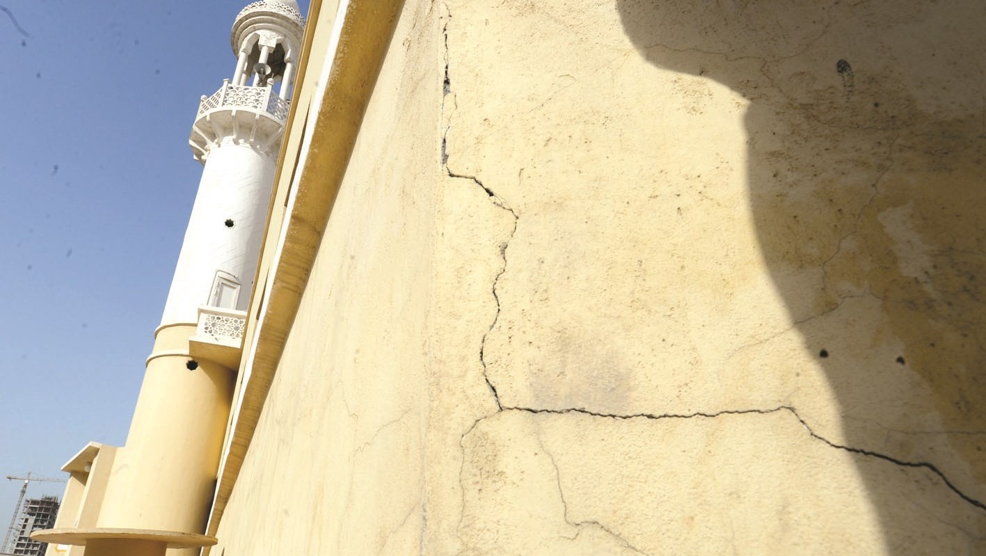 تشققات في جدران المسجد