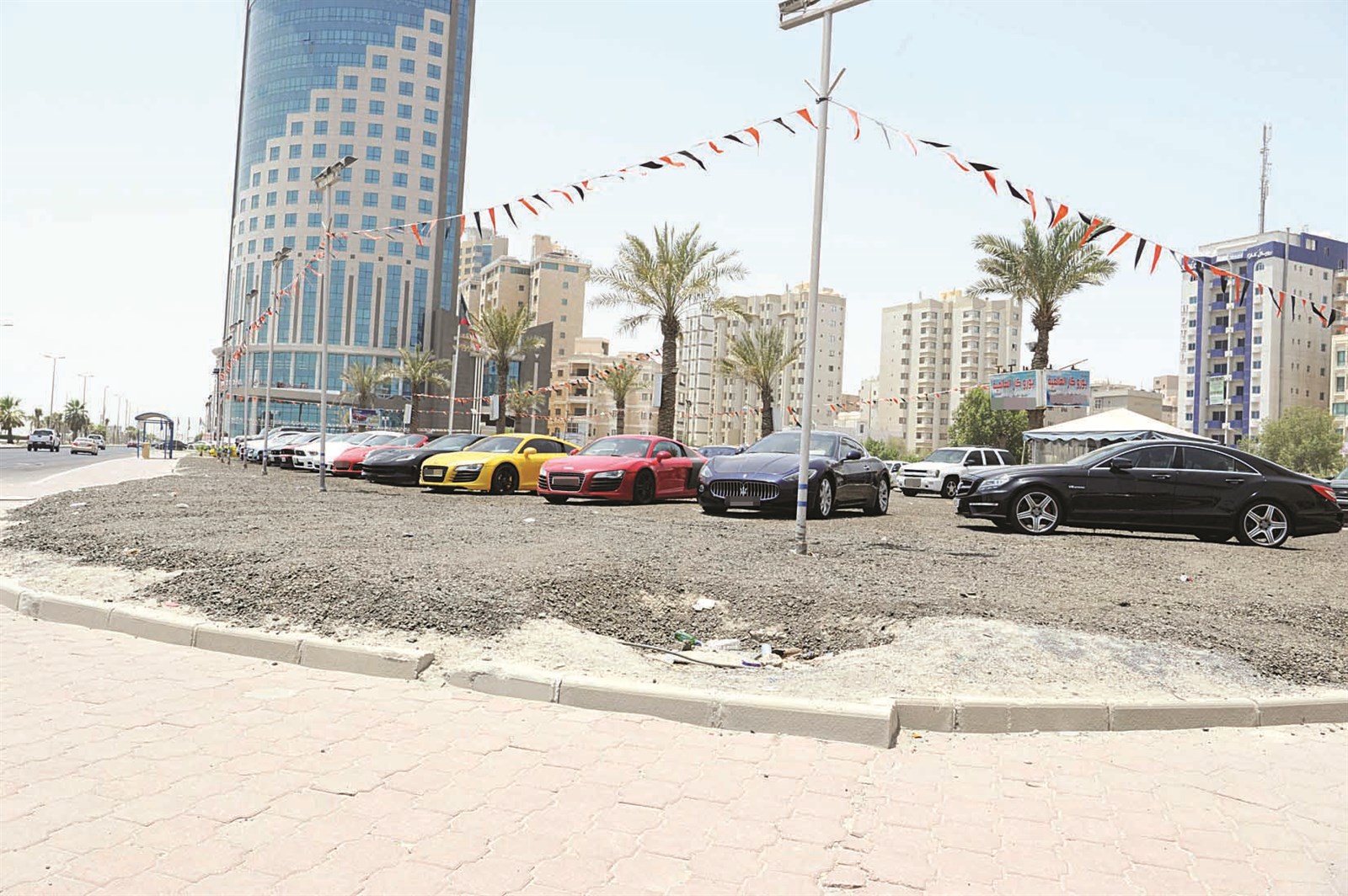 الواجهة البحرية باتت موقعاً لعرض السيارات (تصوير طارق عز الدين)