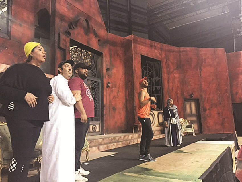 نجوم العرض في مشهد كوميدي