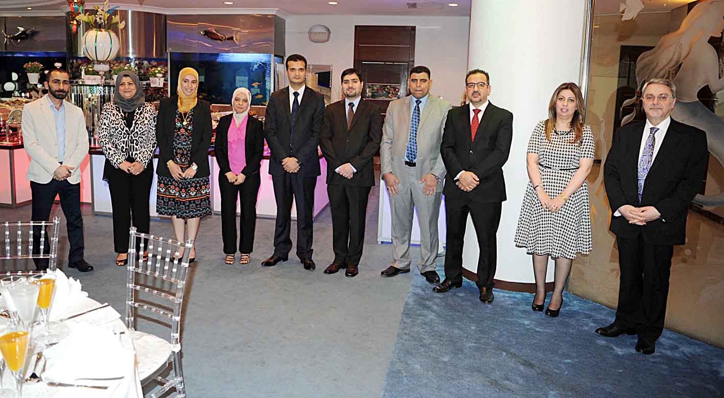 السفير وأعضاء السفارة في استقبال المدعوين