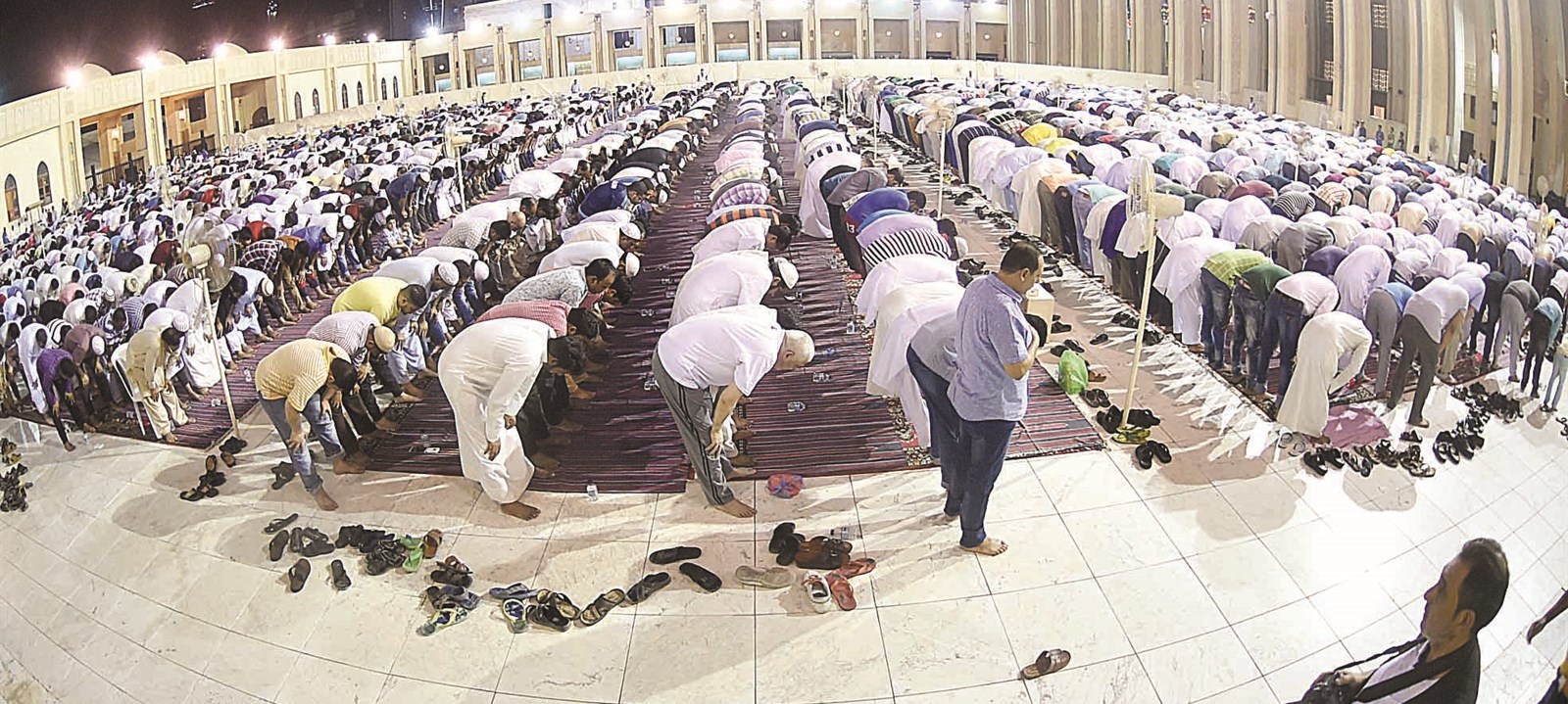 مصلون في الساحة الخارجية