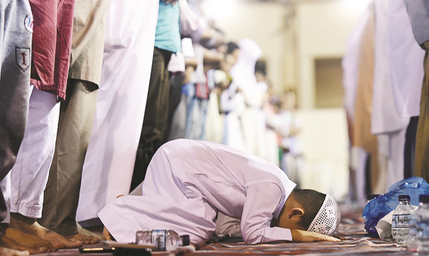 طفل ساجدا والمصلون قياما!