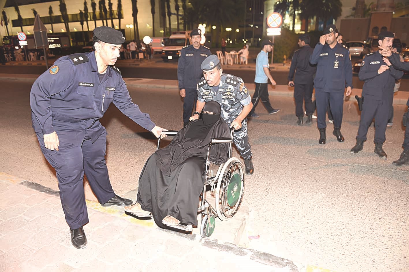 رجلا أمن يساعدان إحدى المصليات