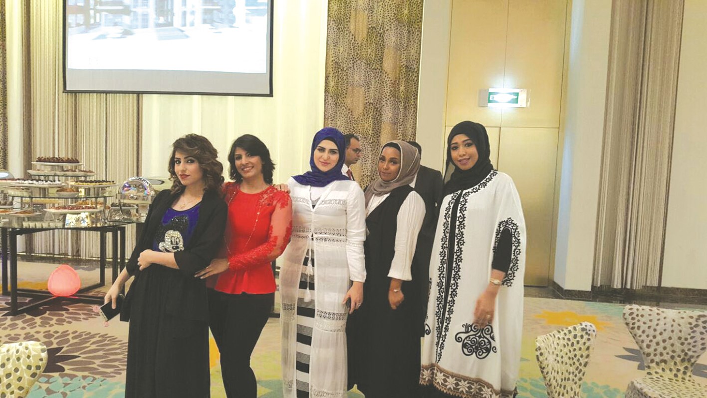 مجموعة من موظّفات الشركة