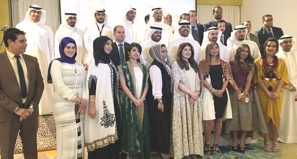 المقلد مع فريق العمل