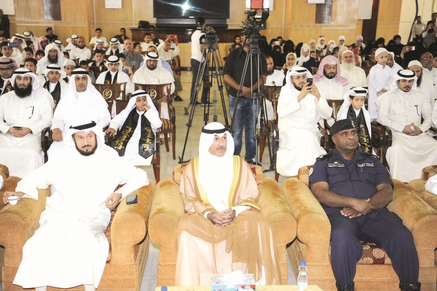 المحافظ يتوسط الشعيب وسفاح (تصوير طارق عزالدين)