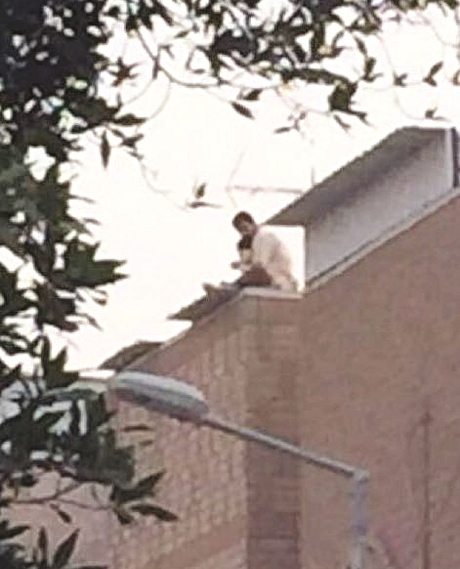 u0627u0644u0623u0628 u0623u062bu0646u0627u0621 u0634u0631u0648u0639u0647 u0641u064a u0625u0644u0642u0627u0621 u0631u0636u064au0639u0647