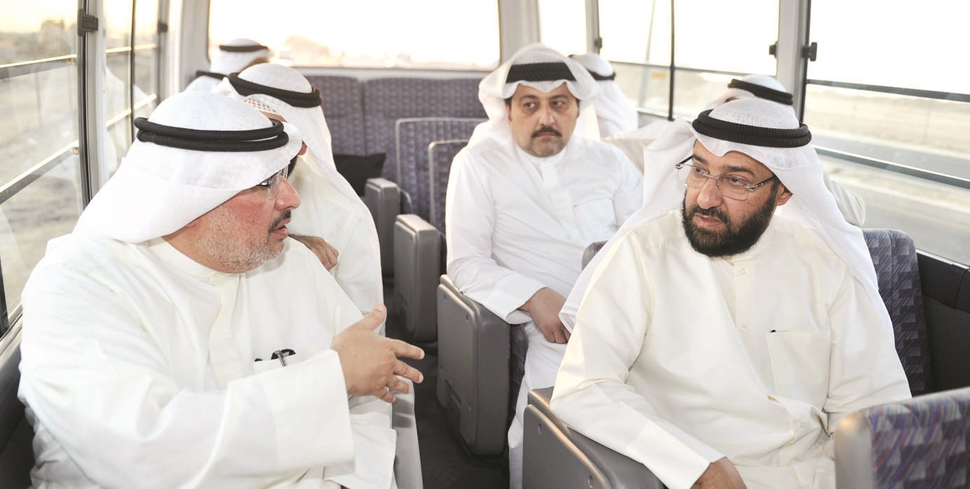حديث بين الوزير العمير والوكيل المساعد لقطاع هندسة الطرق في الباص أثناء الجولة