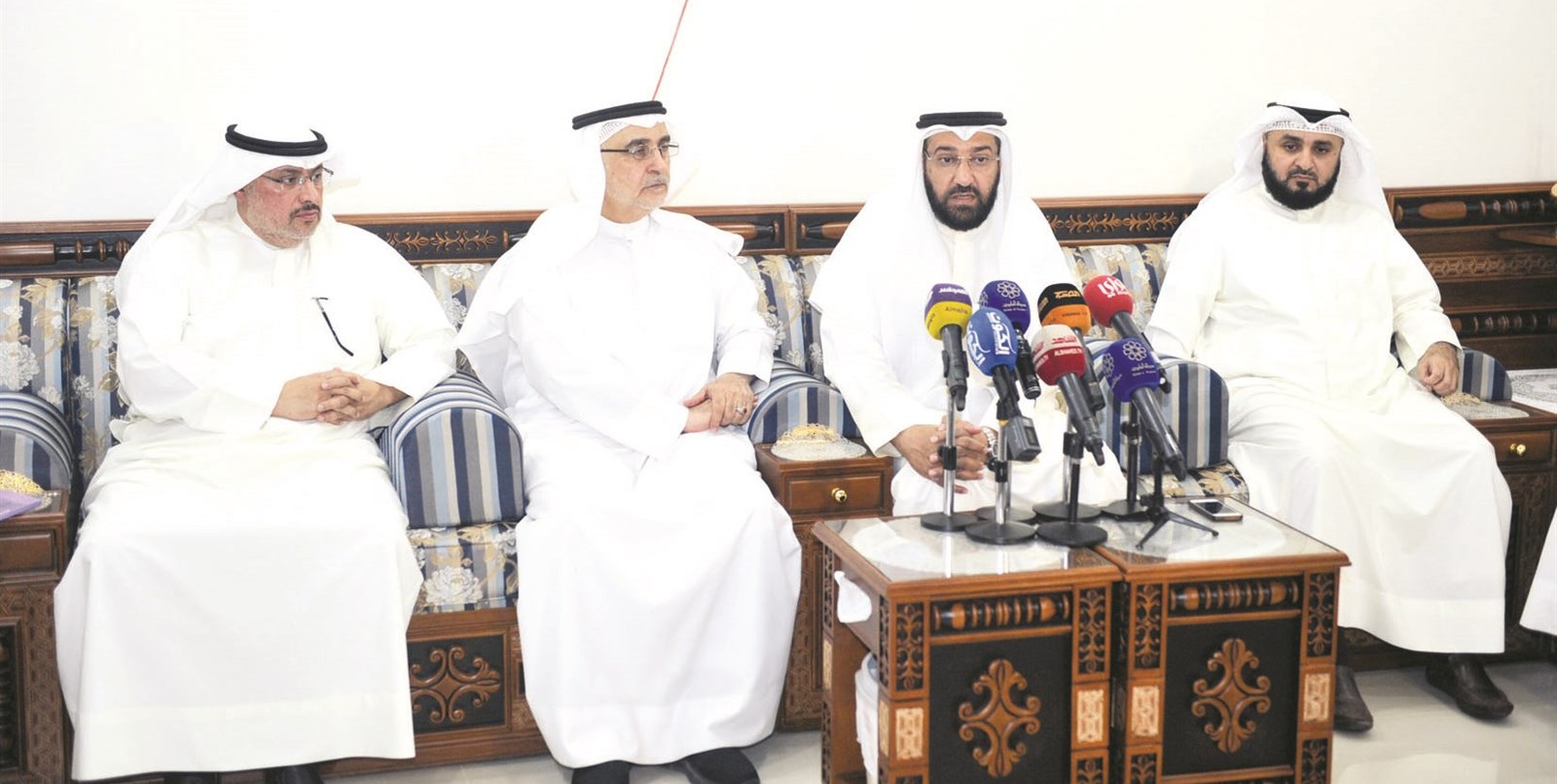 u0627u0644u0639u0645u064au0631 u0645u062au062du062fu062bu0627 u0641u064a u0627u0644u062fu064au0648u0627u0646u064au0629 u0648u0625u0644u0649 u064au0645u064au0646u0647 u0644u0627u0631u064a (u062au0635u0648u064au0631 u0646u0648u0631 u0647u0646u062fu0627u0648u064a)